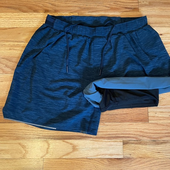 Lululemon Men’s Lined Navy Shorts (Size large) - Picture 4 of 8